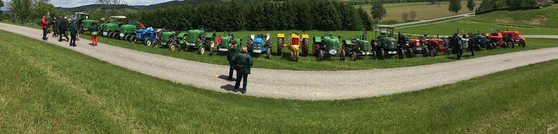 Aufgereihte historische Traktoren beim Oldtimertreffen des Traktor-Oldtimer-Clubs Markt Hartmannsdorf