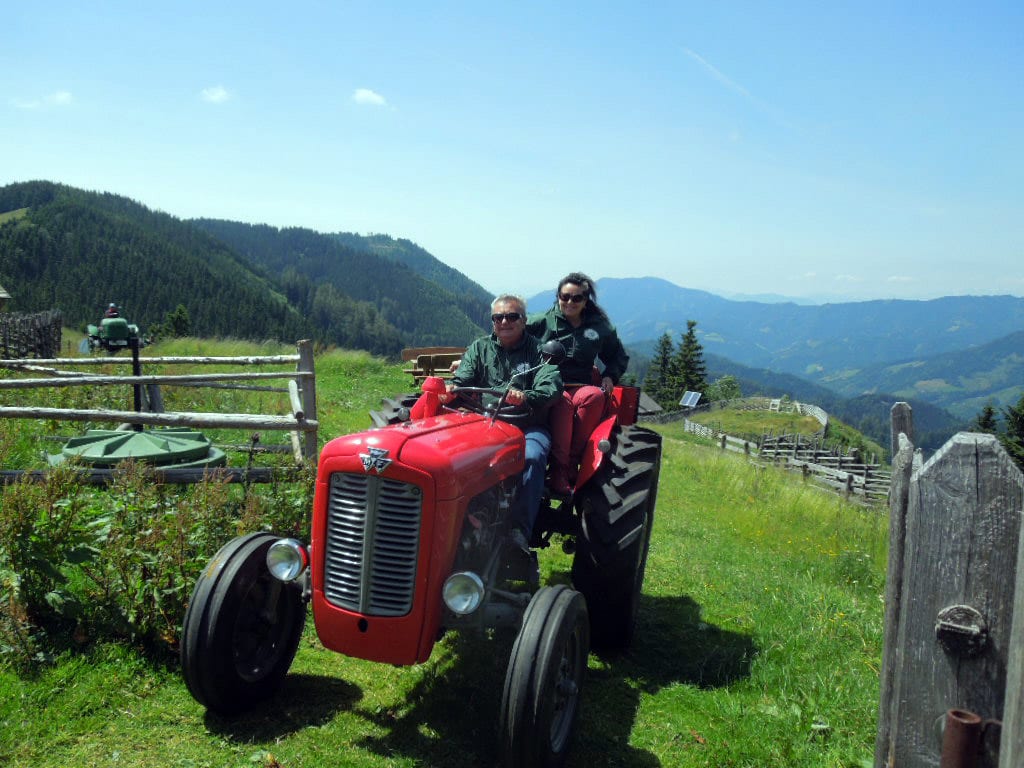 Oldtimer-Traktor bei einer Ausfahrt des Traktor-Oldtimer-Clubs Markt Hartmannsdorf durch die steirische Landschaft