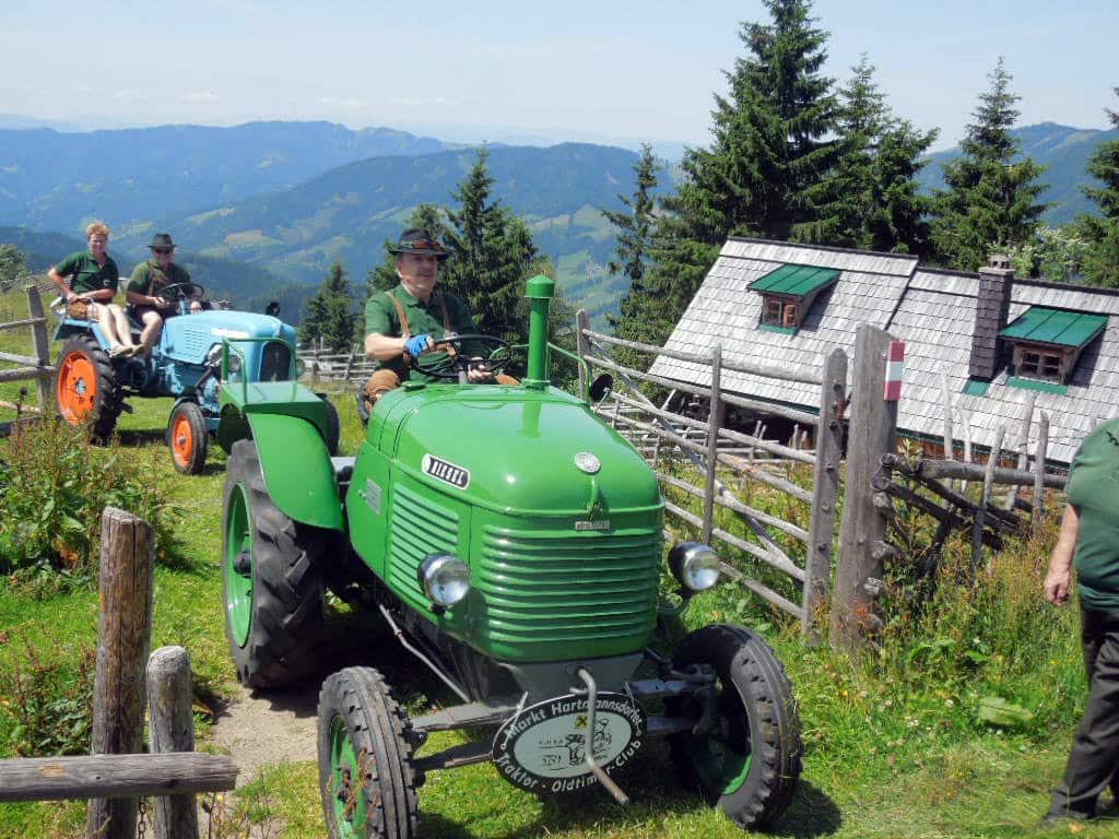 Traktorkolonne des Traktor-Oldtimer-Clubs Markt Hartmannsdorf bei einer Ausfahrt über die Almwiesen