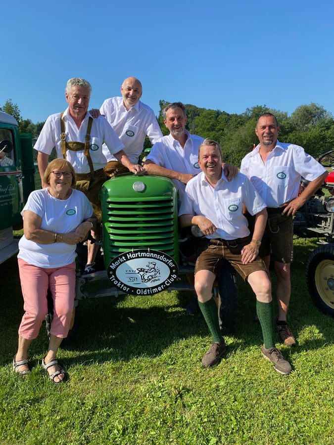 Der Vorstand des Traktor-Oldtimer-Clubs Markt Hartmannsdorf vor einem grünen Steyr-Oldtimer-Traktor
