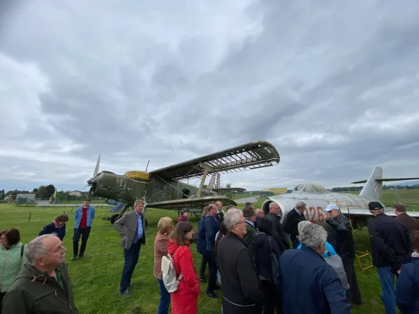 BUSAUSFLUG FLUGHAFEN THALERHOF 2025 – Traktor-Oldtimer-Club Markt Hartmannsdorf, Foto 3
